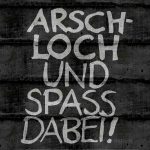 Arschloch und Spass dabei - weiss/Mauer - 1280x1024