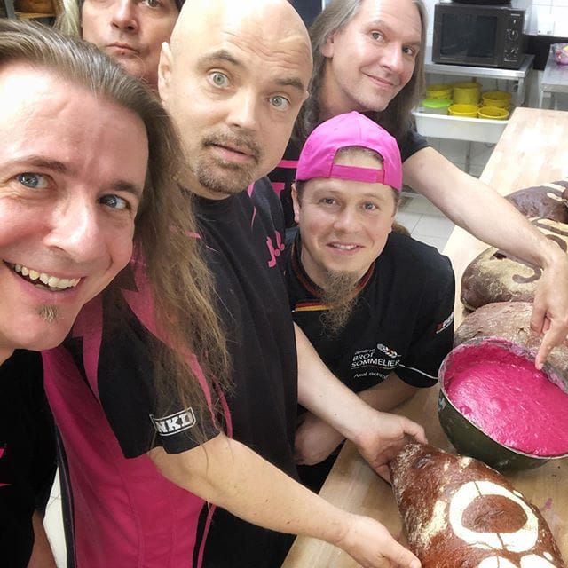 Instagram: „Aktivität des Tages: Brot backen“