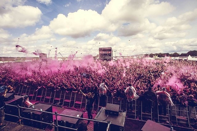 Instagram: „Heute vor 5 Jahren: Pinkmageddon over Summerbreeze!“