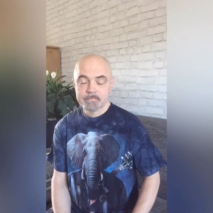 Instagram:Stephan Baumgarten (die Hälfte von @einhornkotze_com ) ist nicht nur Zeichner, sondern auch Bassist - er hat sich Bassis