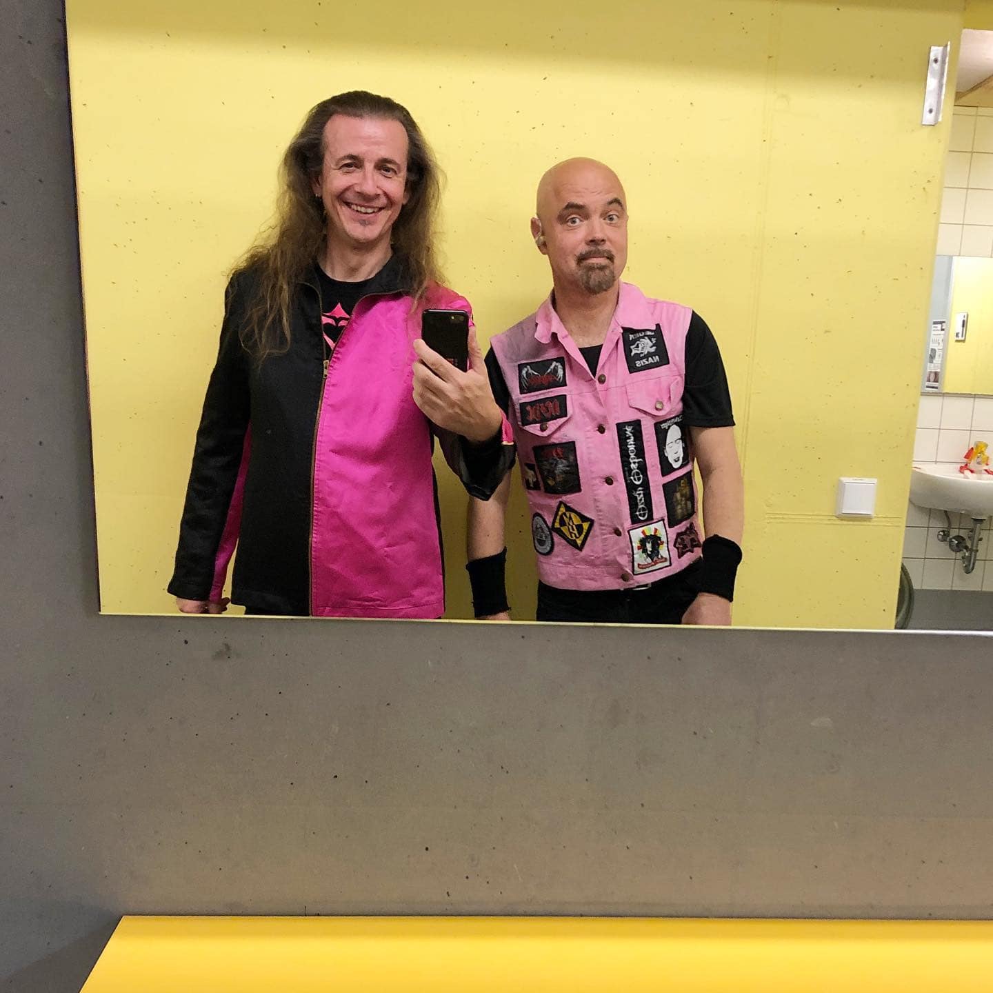 Instagram:Backstage im Freibad! 😎 Danke an alle, die da waren gestern! ☺️ #hannesundvito #vitoundhannes #spiegelselfie #freibad #f