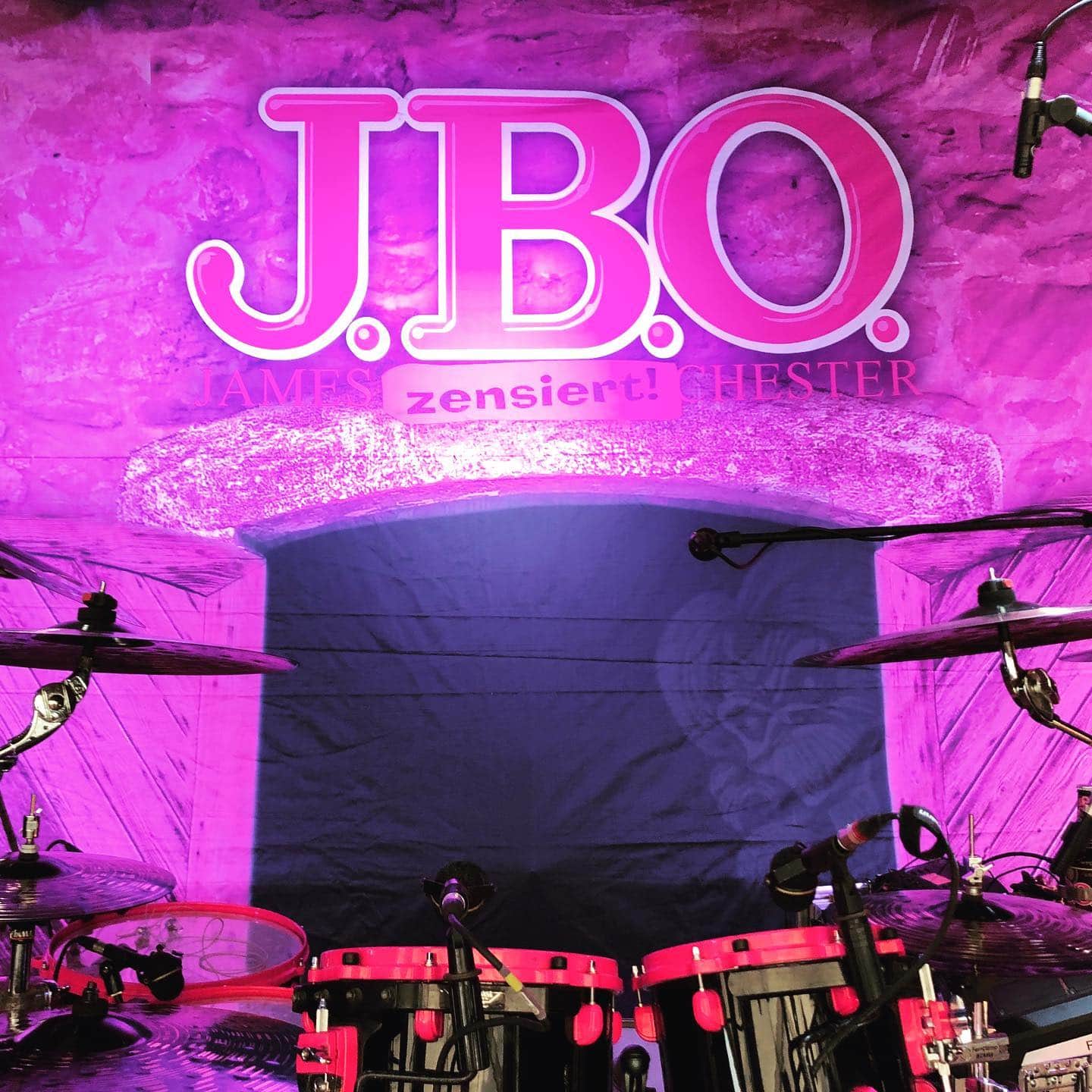 Instagram:Wer schaut uns denn da heute bei der Arbeit zu? 😁😎 @backstagemunich #diehartenimgarten #jbolive #jbokonzert #münchen #