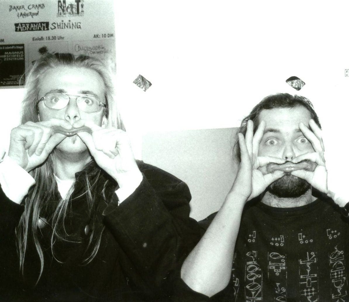 Instagram:Dies ist ein sehr altes Bild. Es zeigt Hannes und Vito 1995 bei den Studioaufnahmen zu #ExpliziteLyrik. Warum wir uns di