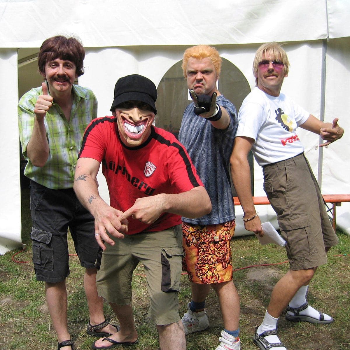 Instagram:Fallback-Friday 2004: Diese Band hat uns supported beim „30/2-Festival“, (unserem 15-Jähriges Jubiläum) - „Die Vier Pa