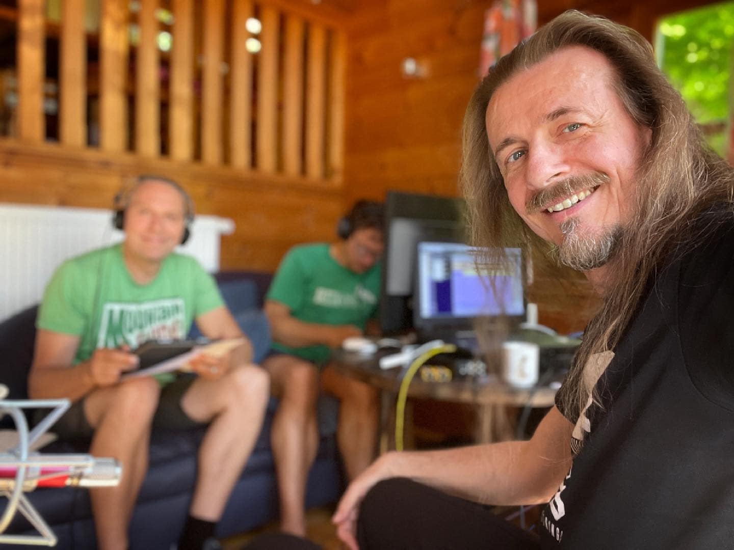 Instagram:Live from the Songwriting Camp… talking about drum arrangements… 😎 BTW: Danke für das geile Gear, @musikklier wir danken