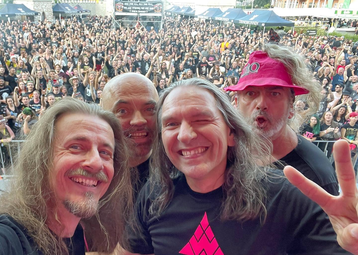 Instagram:Nach 10 Monaten wieder auf der Bühne! Vor richtigen Menschen! Es hat sich gut angefühlt! 🥰 #area53festival #live #bühne