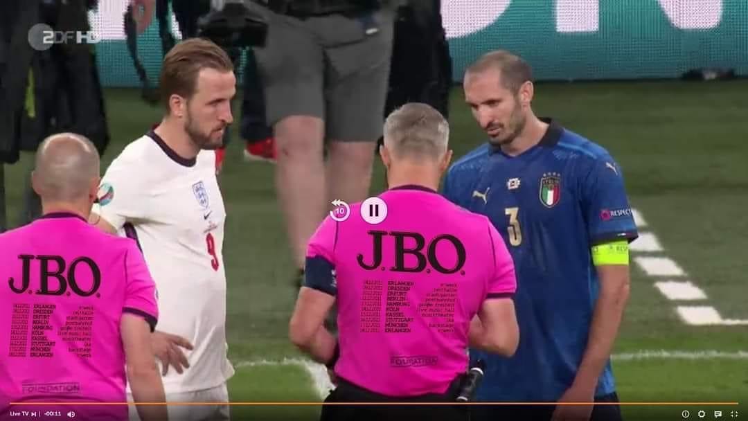 Instagram:…was viele nicht gesehen haben… 😁😎😉 (Danke Sascha Gibtsnet für den Edit!) #ENGITA #emfinale #fans #blöedsinn #fussball
