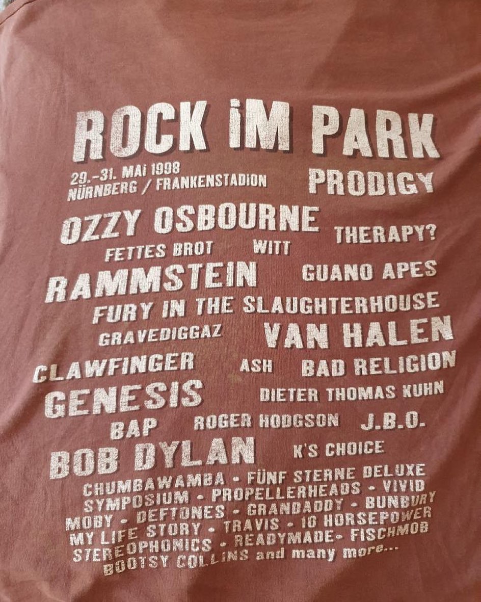 Instagram:Dieses Foto haben wir heute zugeschickt bekommen: Das Shirt von „Rock im Park“ 1998. Sehr geiles Line-Up, und wir mitten