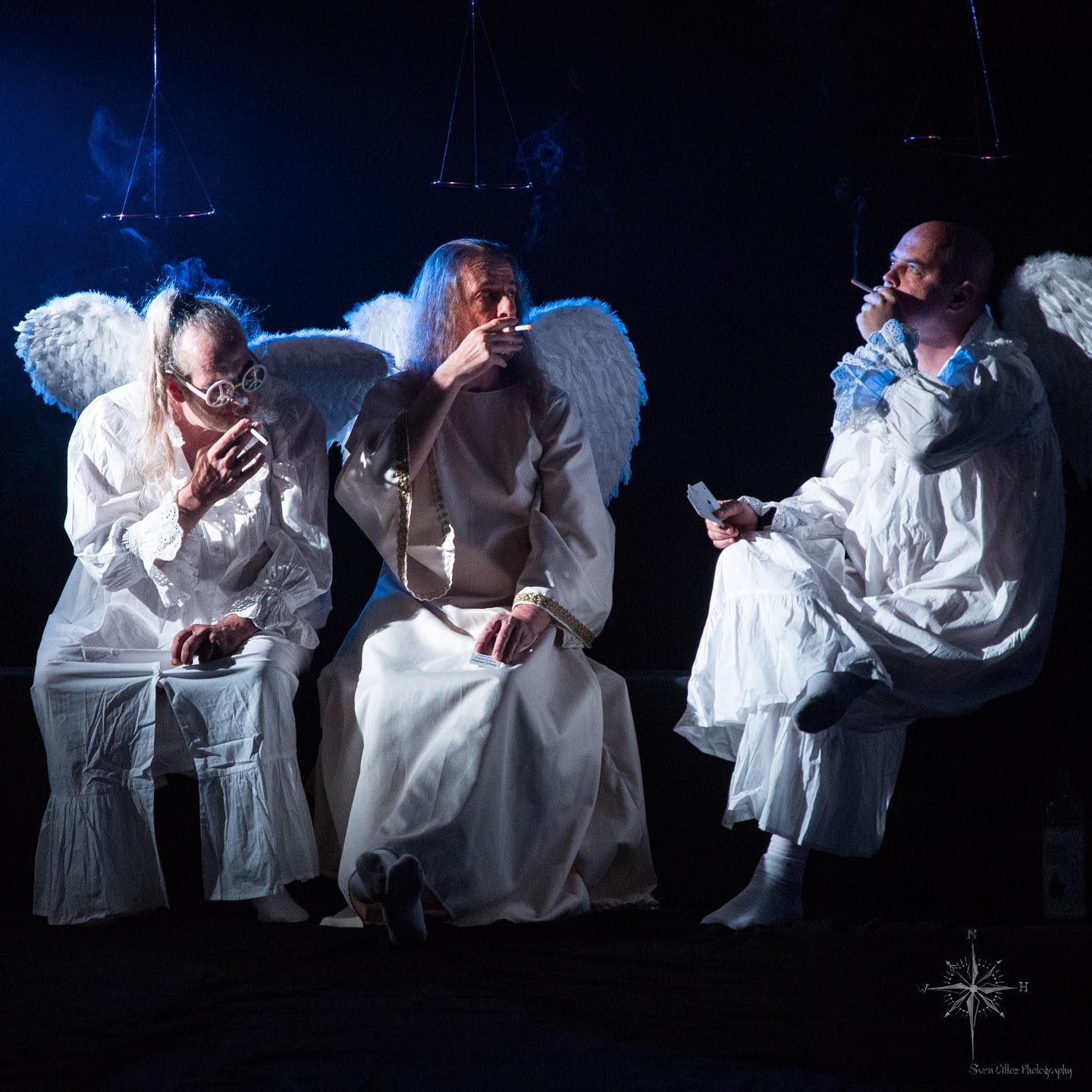 Instagram:Drei Engel für Wolfram? 😬 Whatever: Sie versuchen die Zeit tot zu schlagen bis 17 Uhr - denn da steigt die Videopremiere