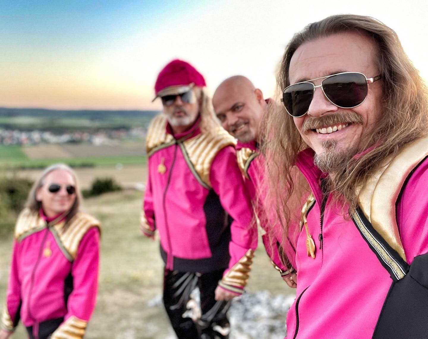 Instagram:Band-Selfie beim Shooting… „Bitte alle recht freundlich!“ 😁 #selfiesunday #selfie #selbstiesonntag #selbstie #bandshoot