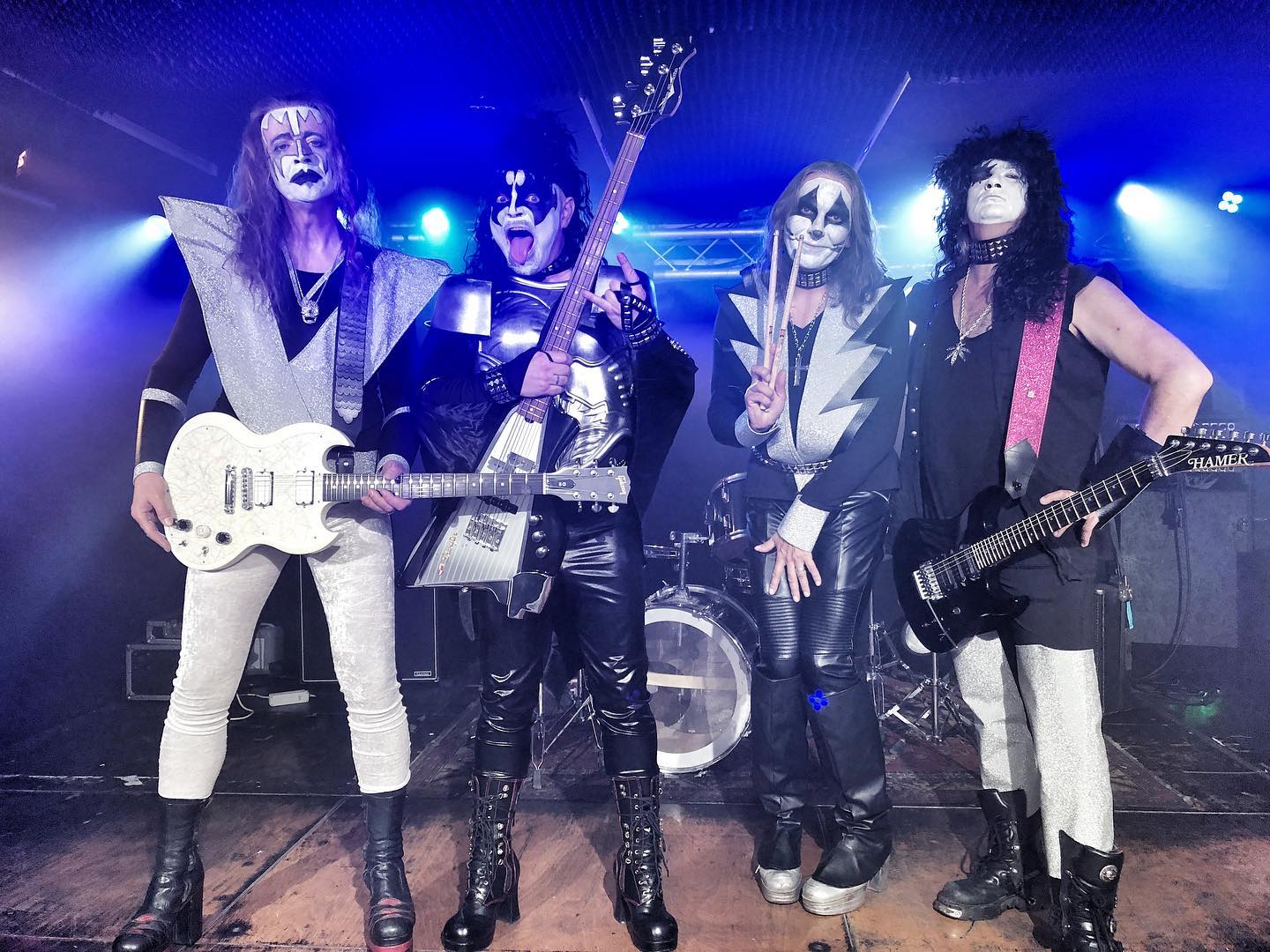Instagram:Throwback 2019 - Videodreh zu „Hoffen und Bangen“. Welche Band findet Ihr am authentischsten? 😁😎 #throwback #throwbackt