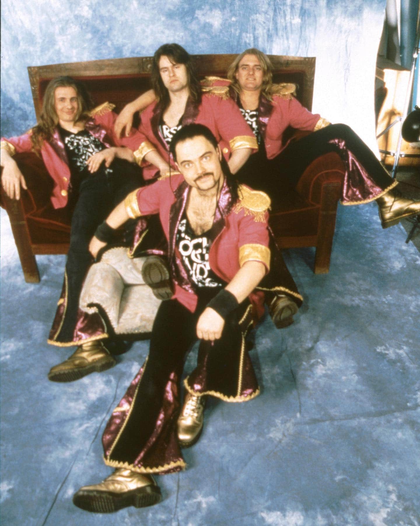 Instagram:Throwback 1996 - Hannes wollte halt sein eigenes Sofa… 😅😉 Pic.: Matthias Schlägel #throwbackthursday #throwback #throw