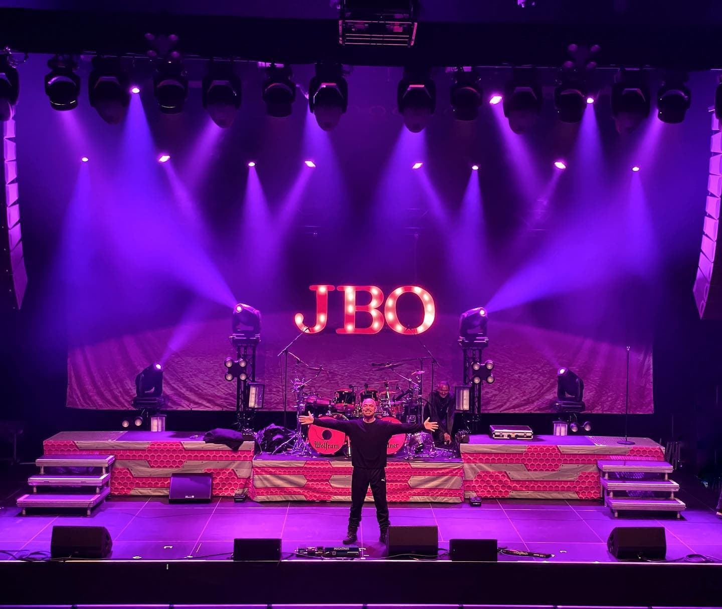 Instagram:@hannes_holzmann_jbo präsentiert die Bühne in der @rockhallux, wo wir heute Abend spielen - wir freuen uns auf Euch! 😍🥰 