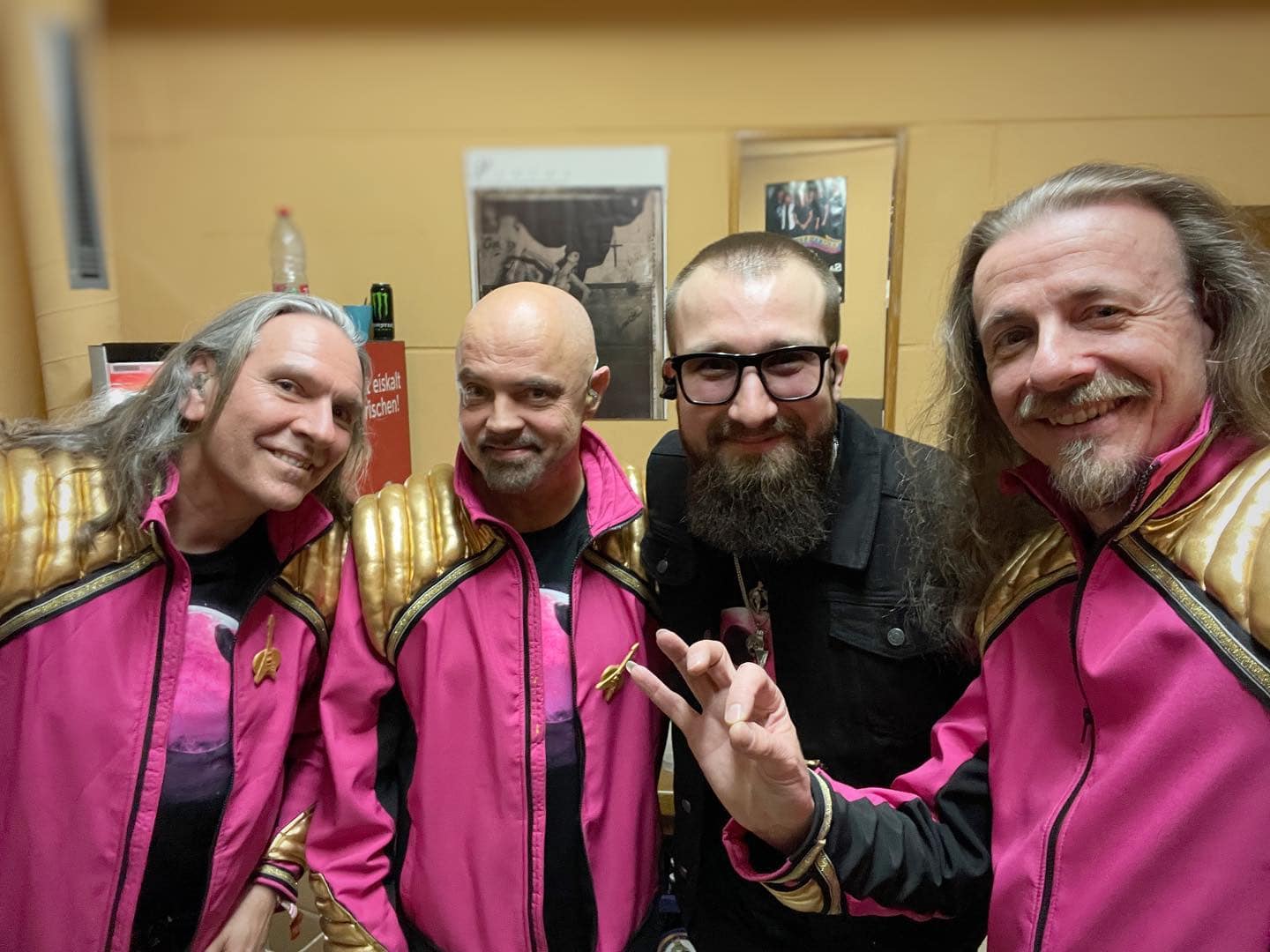 Instagram:Preshowselfie von gestern: @korbinian_benedict hat gestern ein tolles Fundament gelegt! Vielen Dank! 😎😃 Ich hoffe, Ihr 