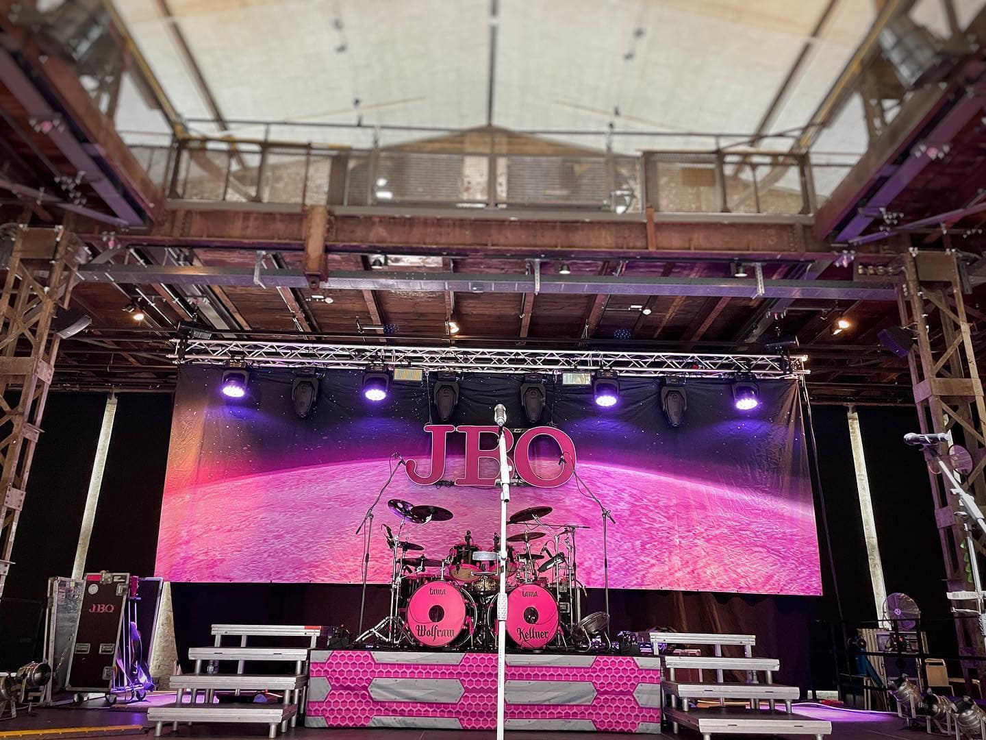 Instagram:Die Bühne ist angerichtet! 😃☺️ Tourstart heute in Bad Hersfeld - wir sind das erste mal hier. Sehr schöne Halle! 🤩 Es gi