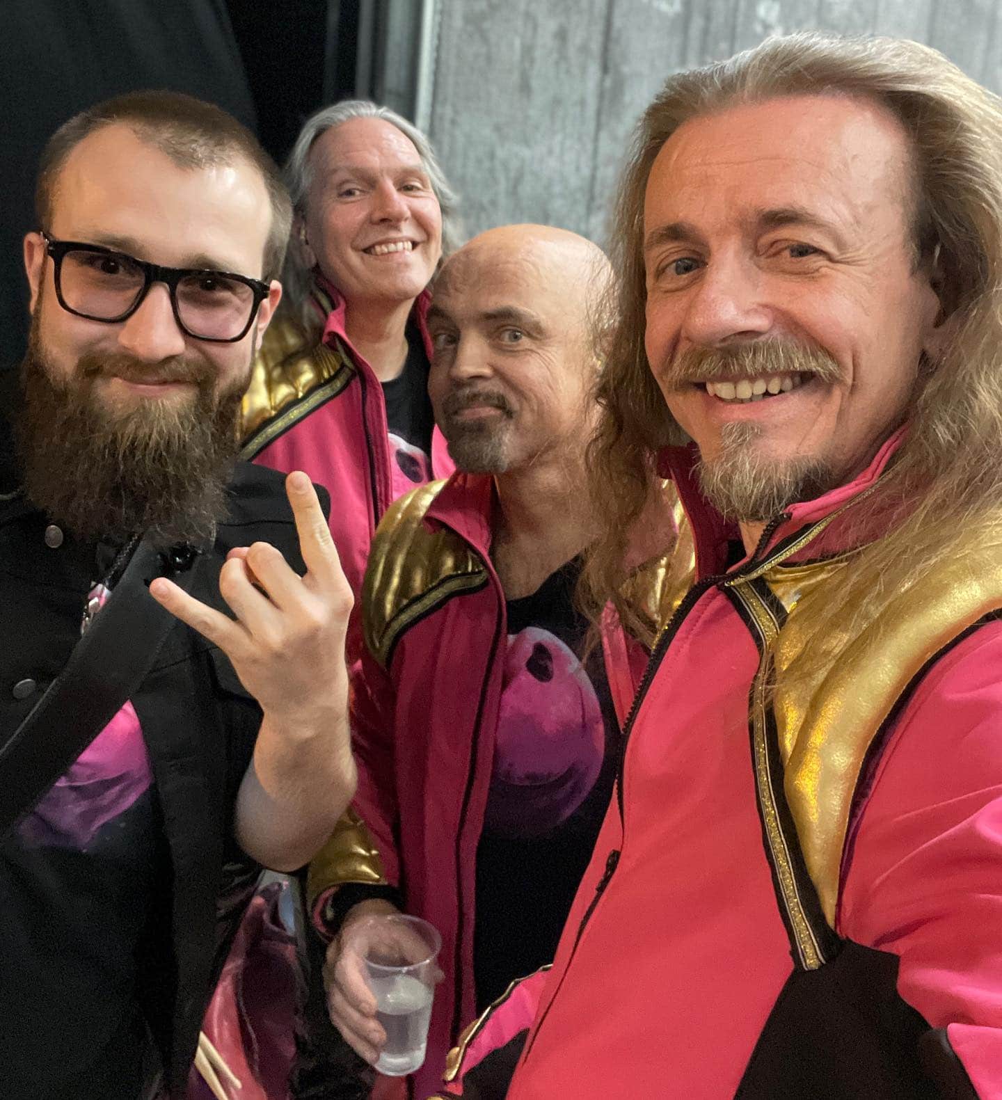 Instagram:Preshowselfie! 😁😎 #planetpinktour2022 #luxembourg #lëtzebuerg #eschalzette #eschanderalzette #rockhal #freude