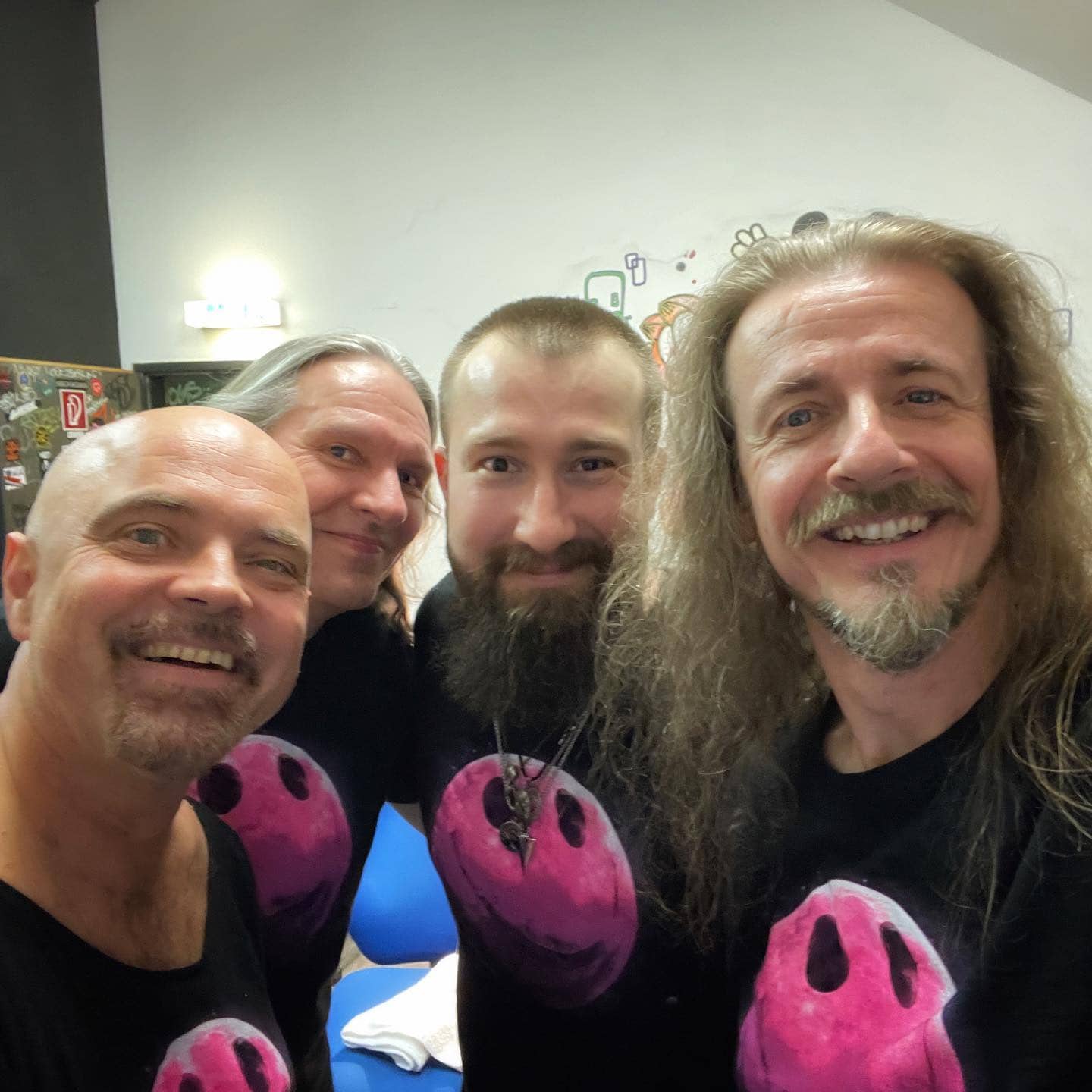 Instagram:Aftershow Smiles in Wien! Nach einem holprigen Start, hat es uns mega Spaß gemacht! 😍 Und Euch? ☺️ #planetpinktour2022 