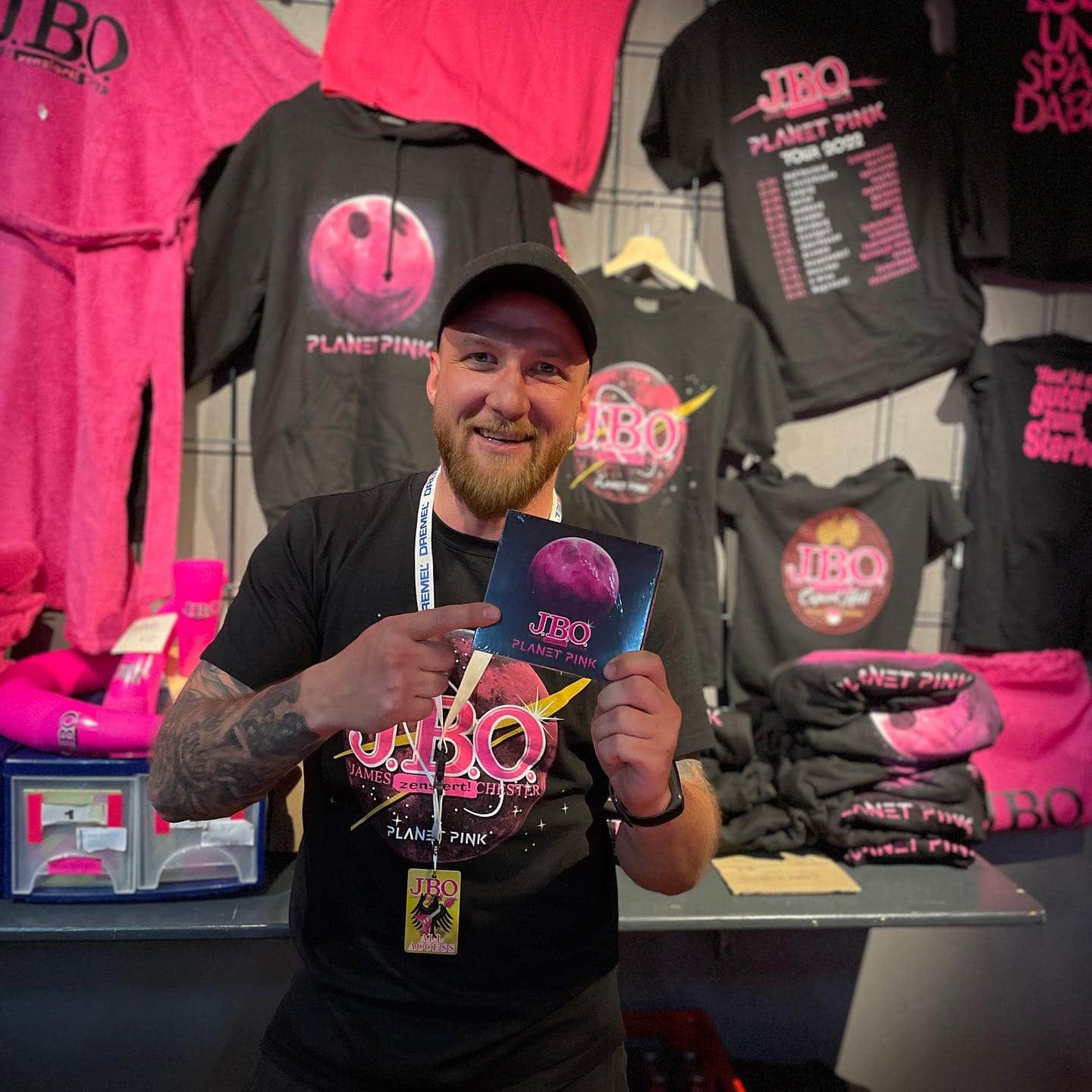 Instagram:Charles hat heute Abend auch das neue Album für Euch! 💓 …und noch viele andere schöne Sachen! Wir freuen uns auf Euch! 