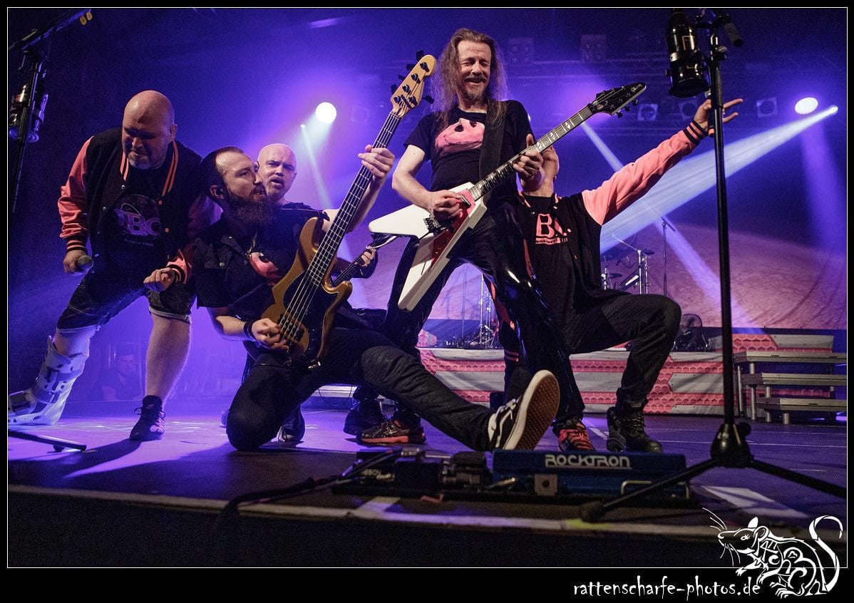 Instagram:JBO-Knäuel mit Showfuzzies… 😁😎 Pic.: @rattenscharfephotos #LivePics #concertphotography #planetpinktour2022 #planetpi