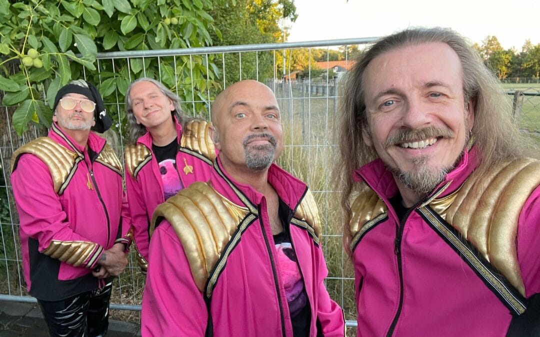 Instagram: Hinterm Zelt vorm Zaun! 😁Gleich gehts los in #Nüdlingen …