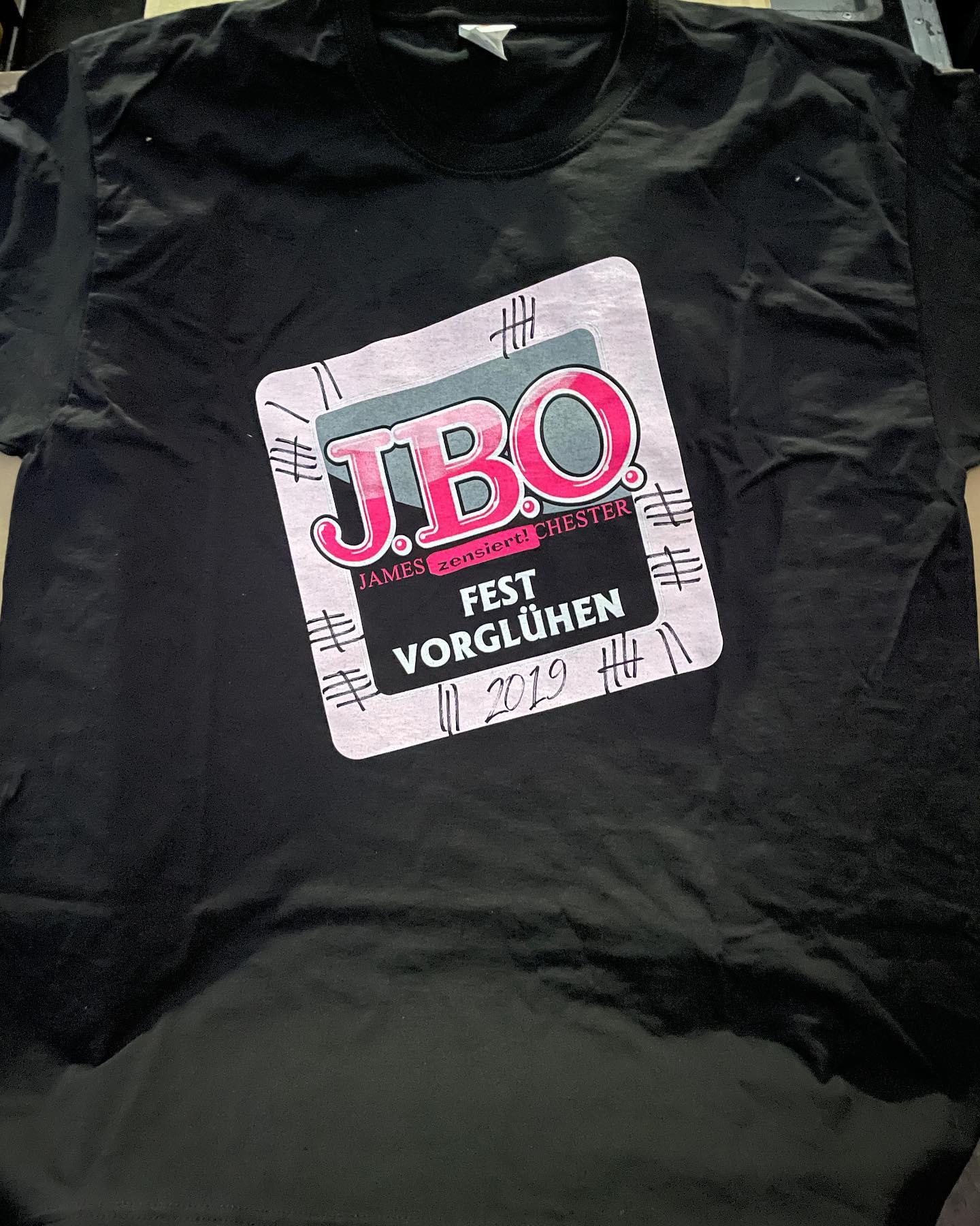 Instagram:Lagerfund! 🤩 Beim Aufräumen im Merchlager haben wir einen kleinen Karton gefunden, in dem nur ein paar Shirts drin waren