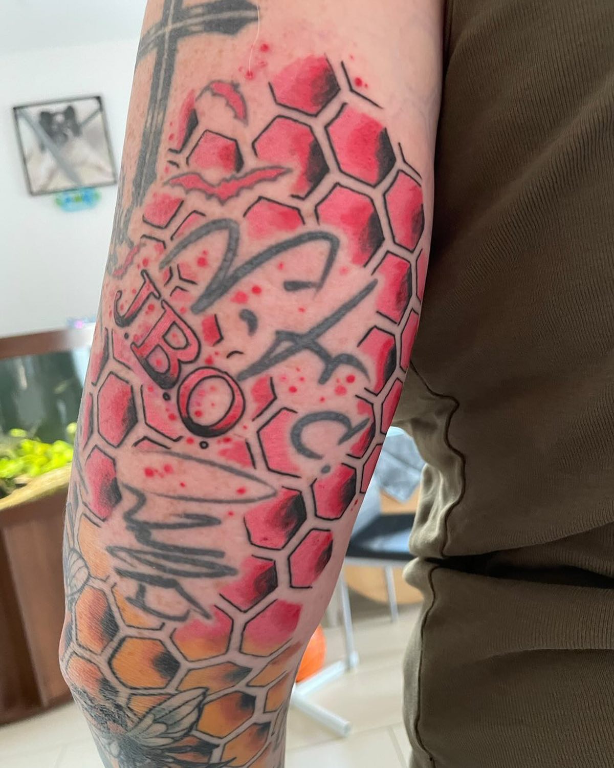 Instagram: J.B.O. for Life! 😍
Sehr schöne Ausführung, @honeybee_tatt...