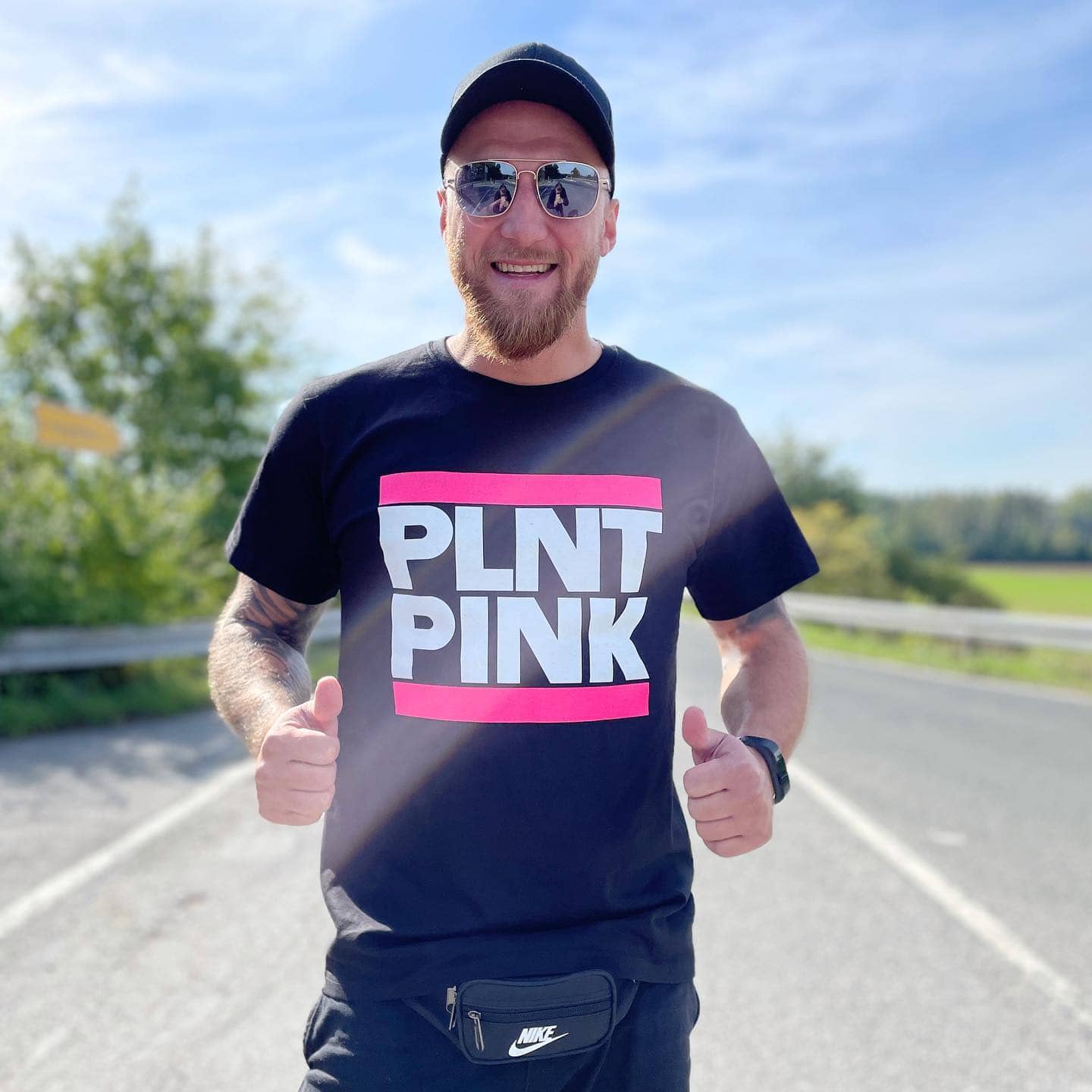 Instagram: Heute Tourstart in Köln! 😍
Zur Abfahrt führt Charles Euch...