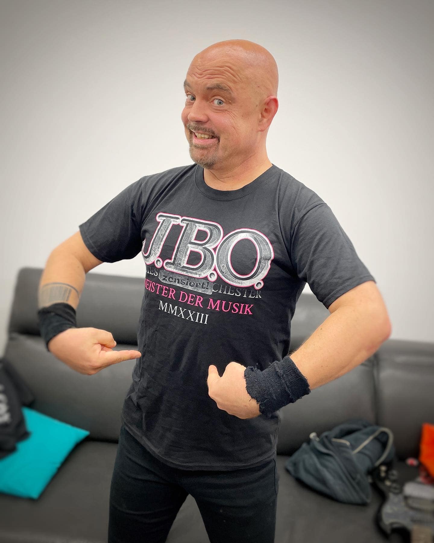 Instagram: Habemus Tourshirt! 🤩☺️
Die Buchstaben sind alle einzeln r...