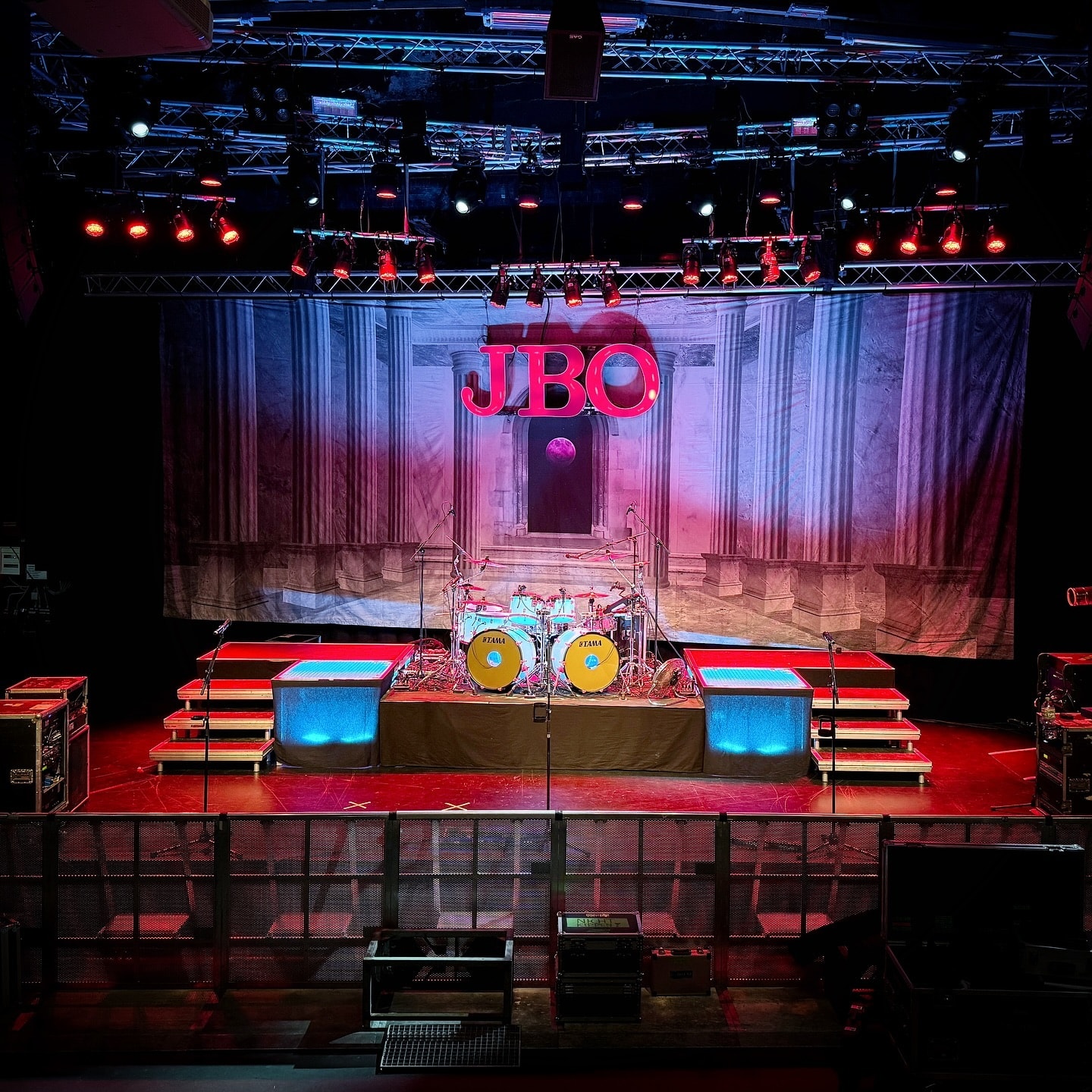 Instagram: Bremen, die Bühne ist bereit. Wir freuen uns auf euch! 💞
...