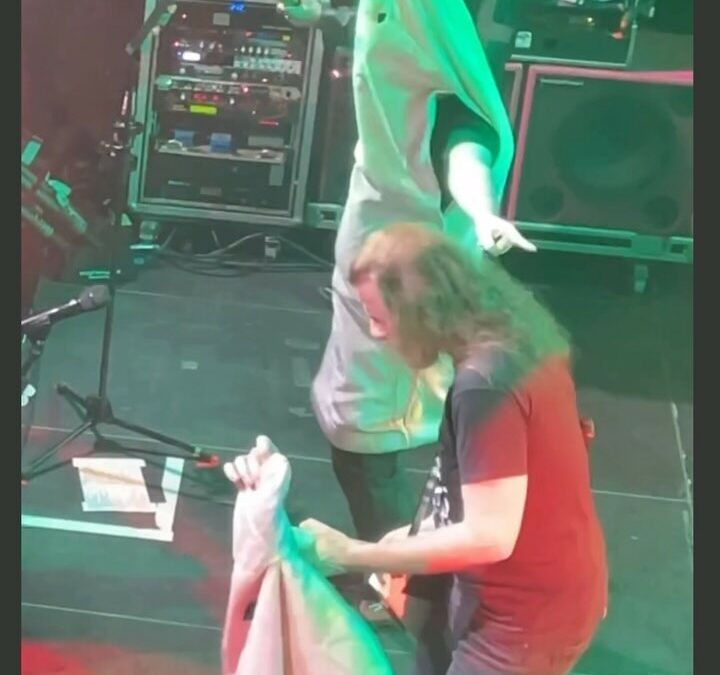 Instagram: Dance rubber, dance! 😁#jbolive #jbotour #meisterdertour……